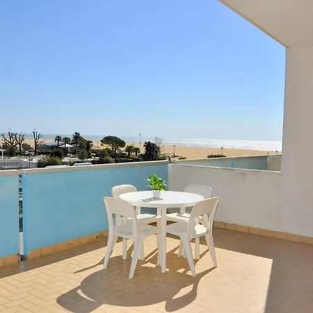 Lovely Beachfront Apartment-beahost דירה *